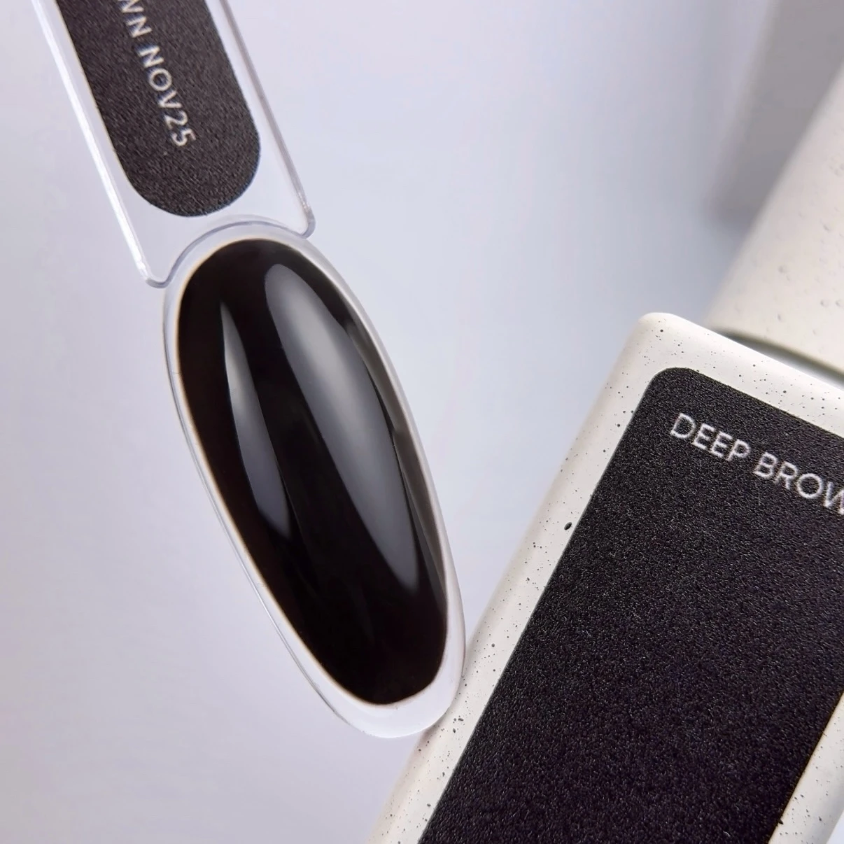 NAILSOFTHEDAY Color of the month November 2025 Deep Brown, 10 ml obrázek 3 NAILSOFTHEDAY Color of the month November 2025 Deep Brown, 10 ml - Obrázek 3