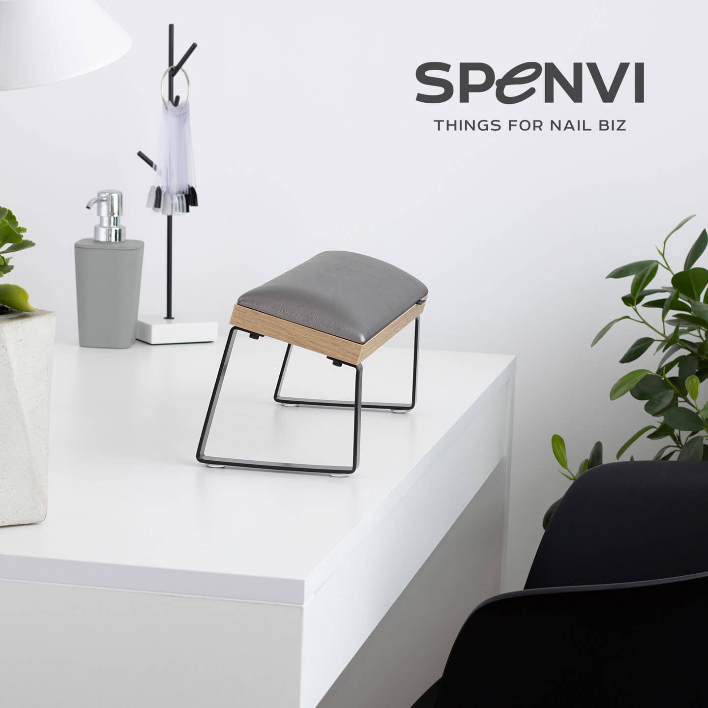 Opěrka na manikúru Loft Spenvi s nakloněnými nohami Black na hnědem podklade obrázek 1 Opěrka na manikúru Loft Spenvi s nakloněnými nohami Black na hnědem podklade